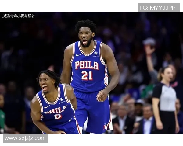 恩比德左手单手罚球打板命中，赛场欢呼声中尽显霸气风采(恩比德打球视频)